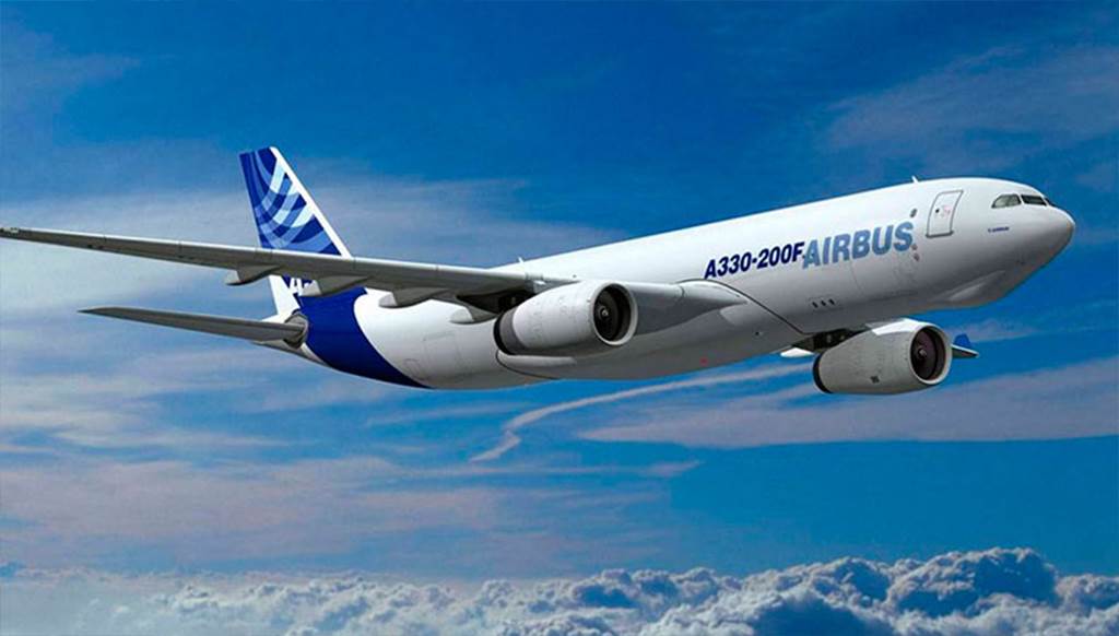 Expulsan de avión a pasajera enfurecida por negarle champaña