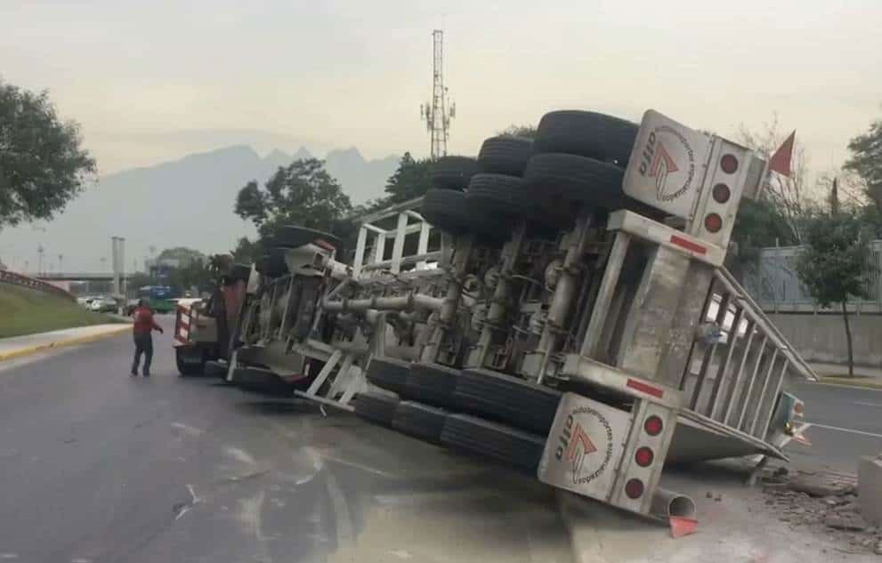Vuelca revolvedora con 27 toneladas de cemento