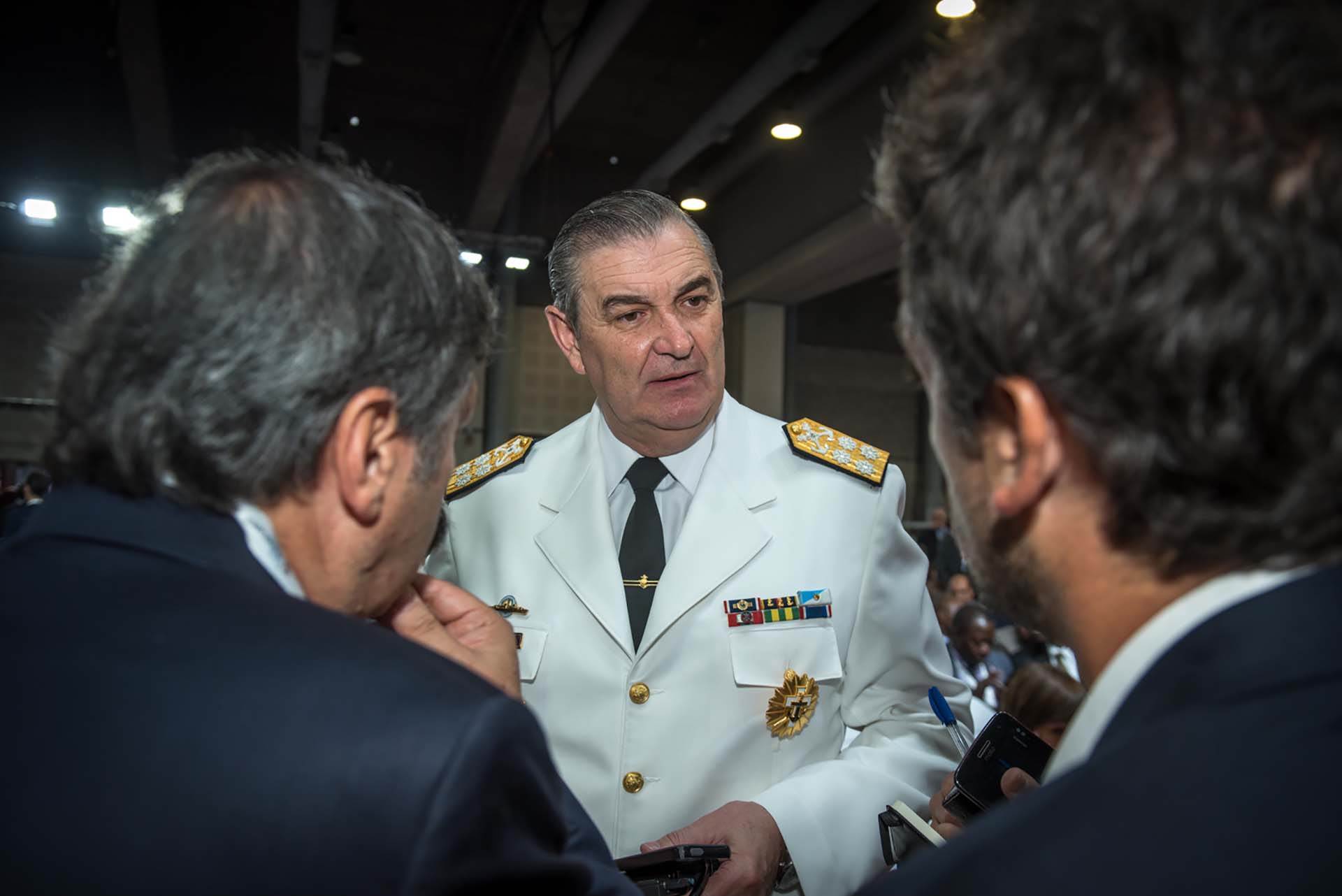 Argentina destituye a jefe de la Armada por caso de submarino