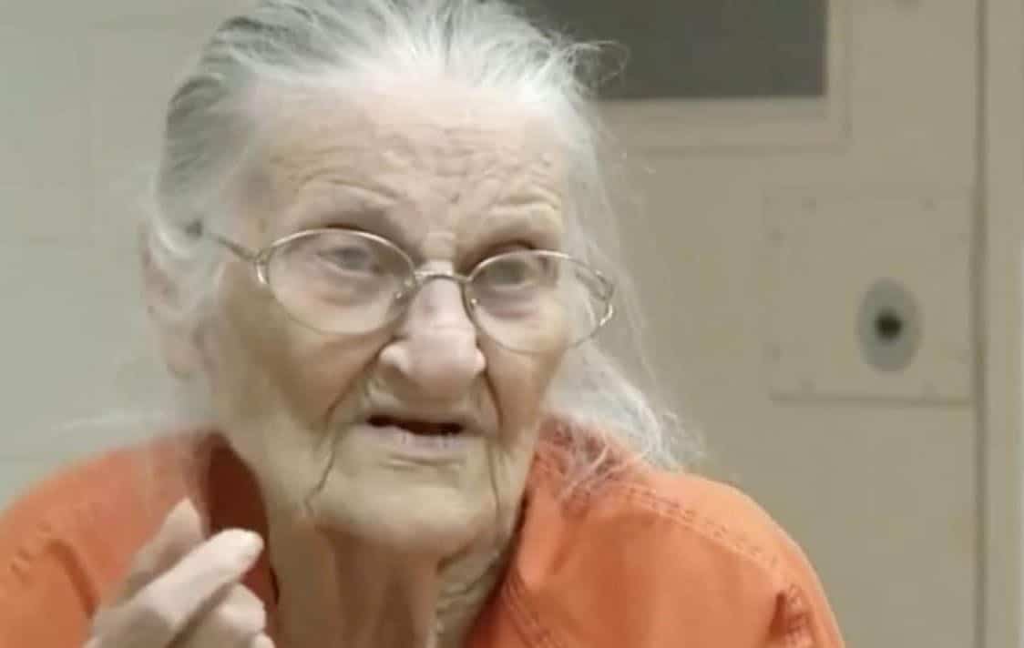 Violento arresto de mujer de 93 años genera indignación en redes sociales