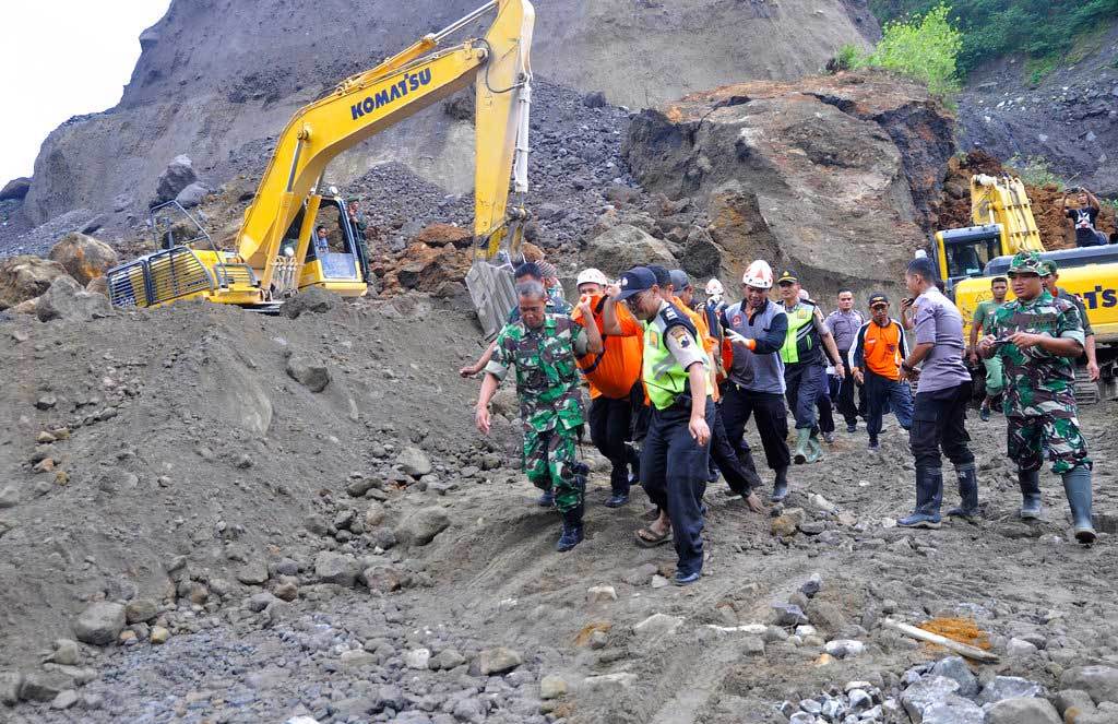 Alud sepulta a trabajadores que excavaban un pozo en Indonesia; hay 8 muertos