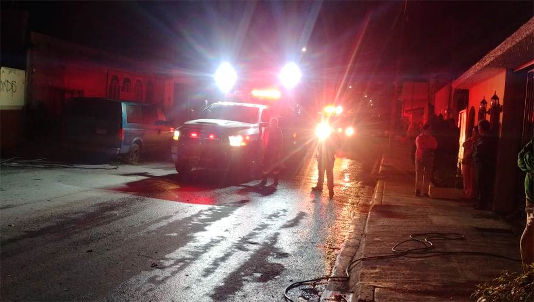 Arden dos camiones con cartón en la colonia Croc