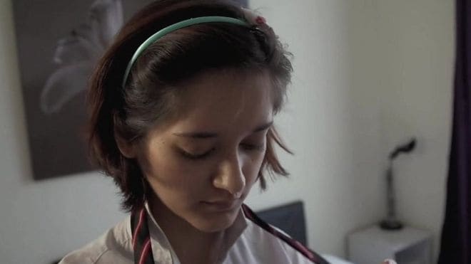 Mujer se disfraza de adolescente de 14 años para revelar cómo actúan los pedófilos