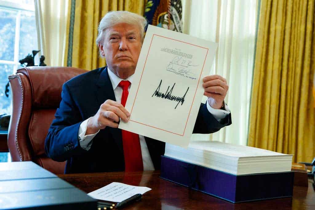 Trump promulga reforma fiscal y declara que los números hablarán