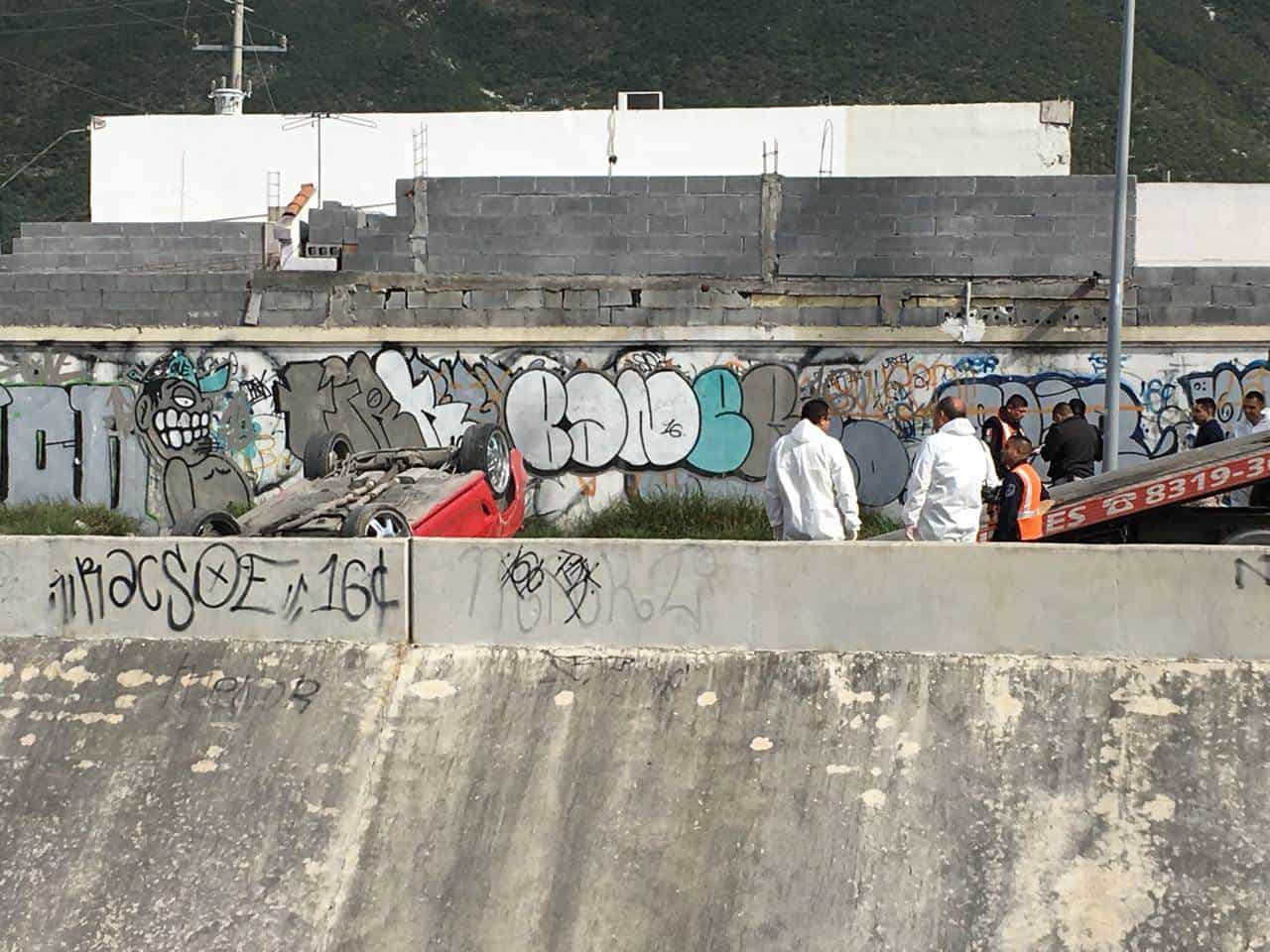 Pareja discute y auto vuelca; menor pierde la vida