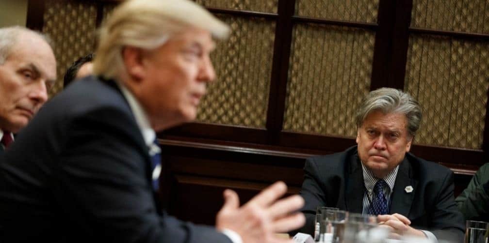 Trump afirma que su exasesor Steve Bannon perdió la cabeza