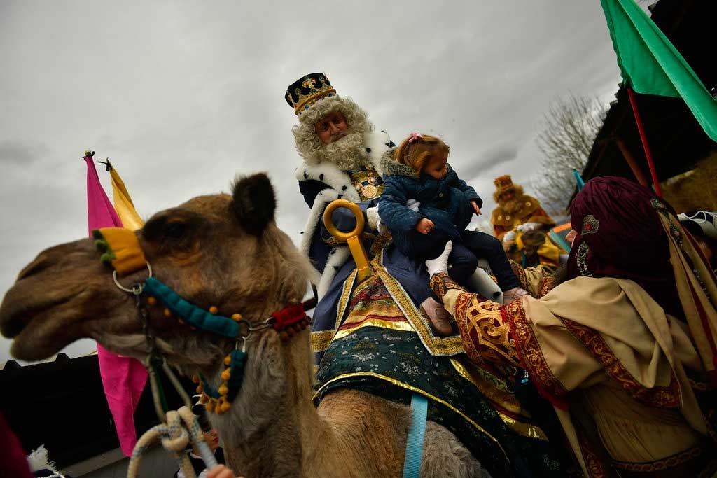 Multitudes llenan las calles españolas para ver los desfiles de Reyes Magos