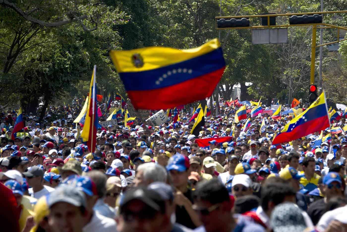 Arrecian protestas en Venezuela ante agravamiento de crisis económica