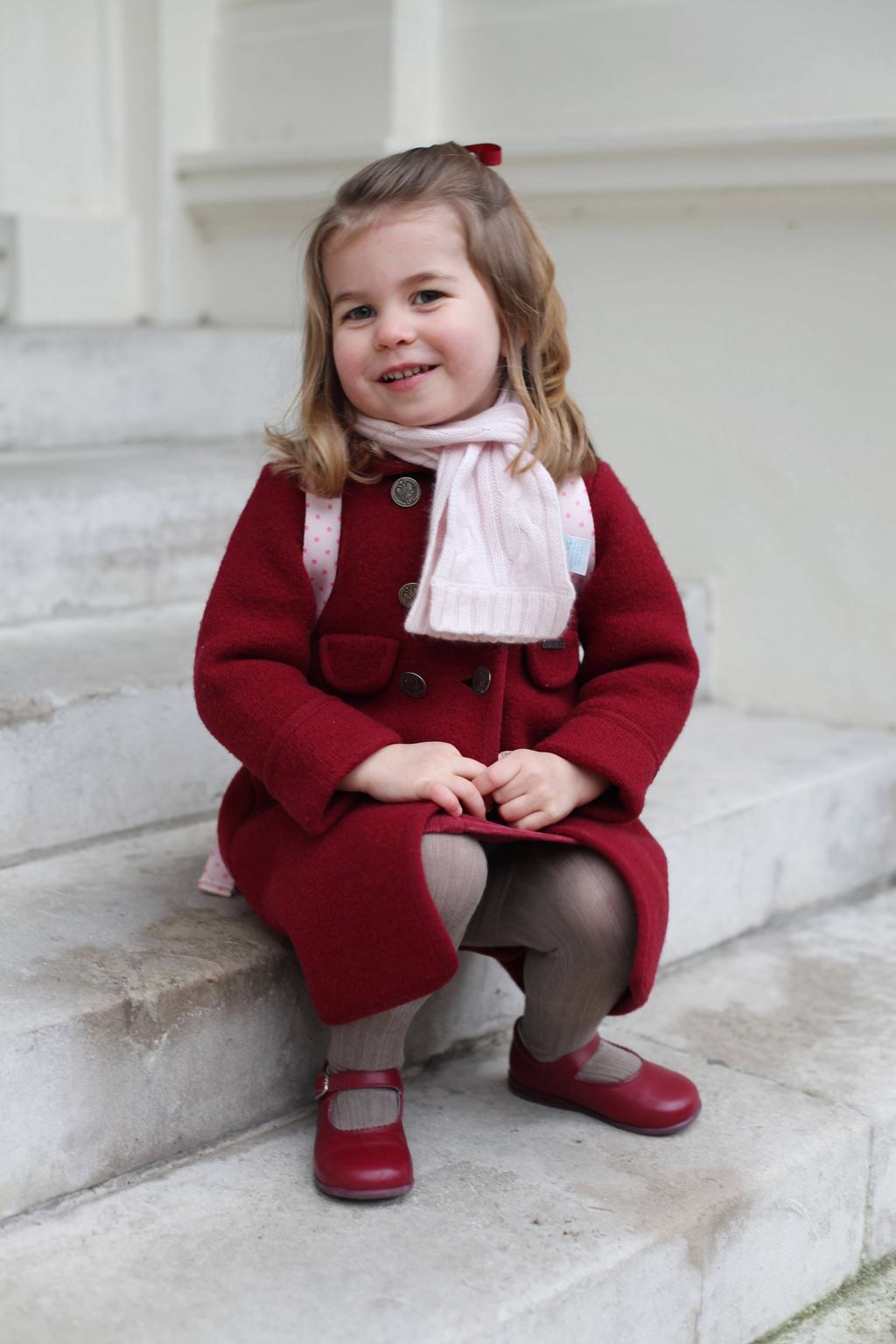 La princesa Carlota va por primera vez a la guardería