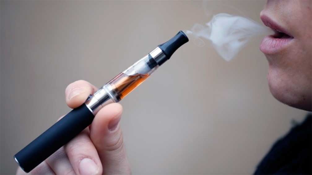 Cigarros electrónicos son retirados de la venta en California