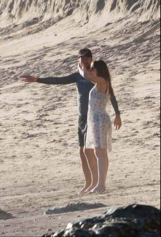 Chris Martin y Dakota Johnson de romance en la playa
