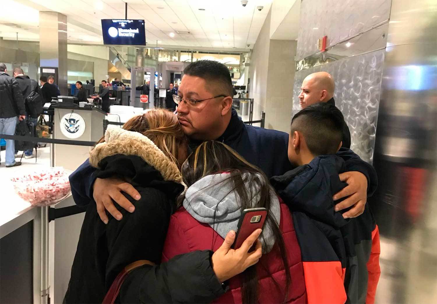 Deportan a mexicano que vivió 30 años en EUA por ser muy viejo para DACA
