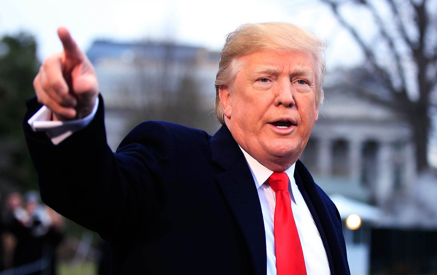Trump reinicia ataques con premiación a medios deshonestos