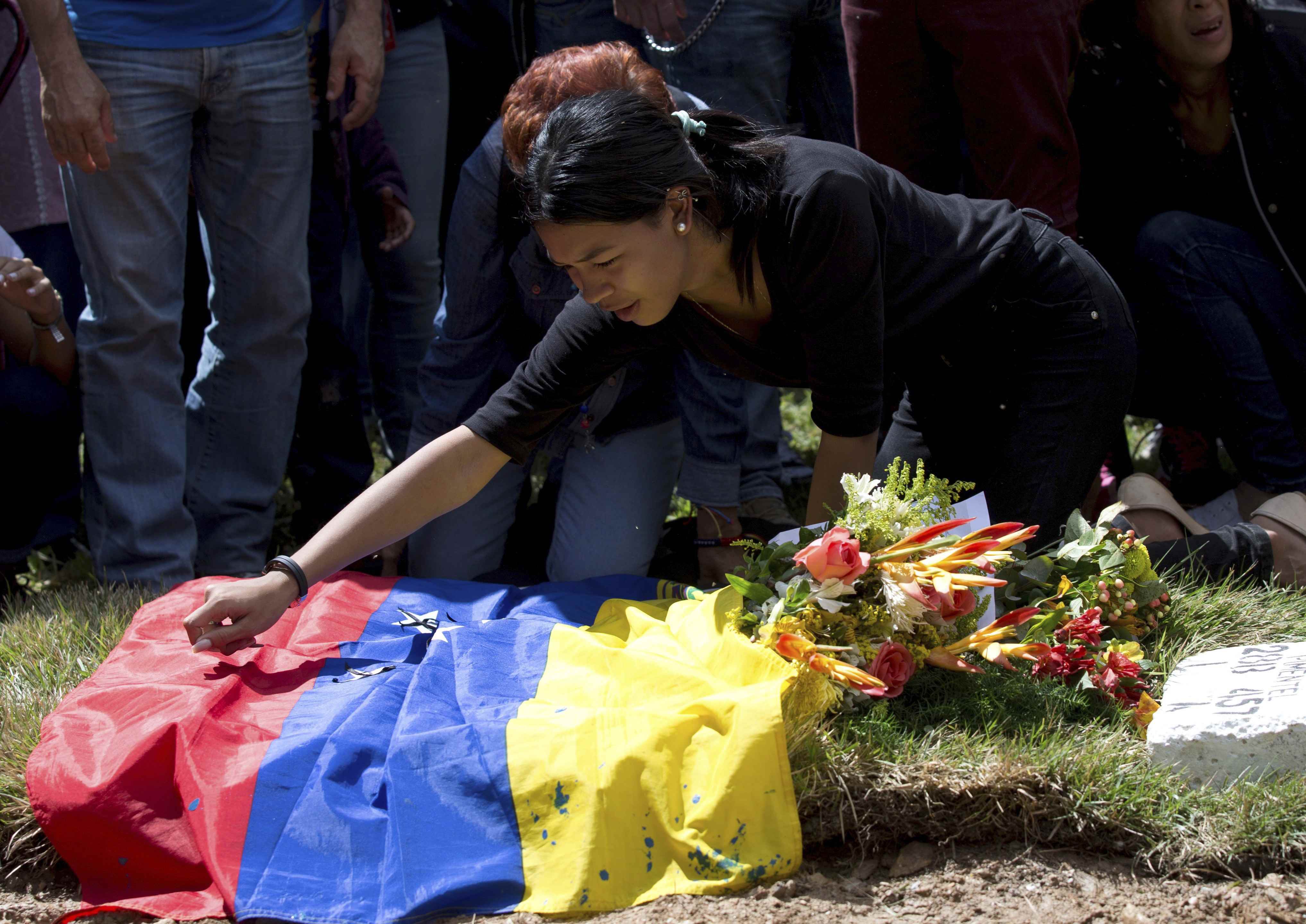 Sepultan en Venezuela a rebeldes muertos en operativo