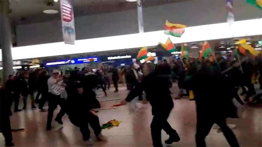 Kurdos y turcos protagonizan riña campal en aeropuerto de Alemania