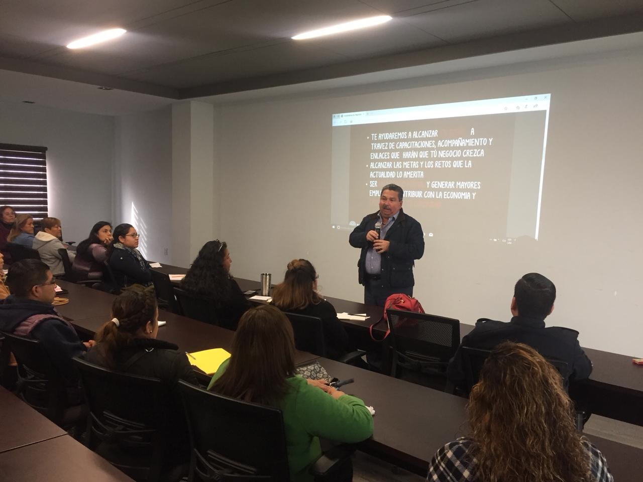 Imparte Escobedo curso para emprendedores
