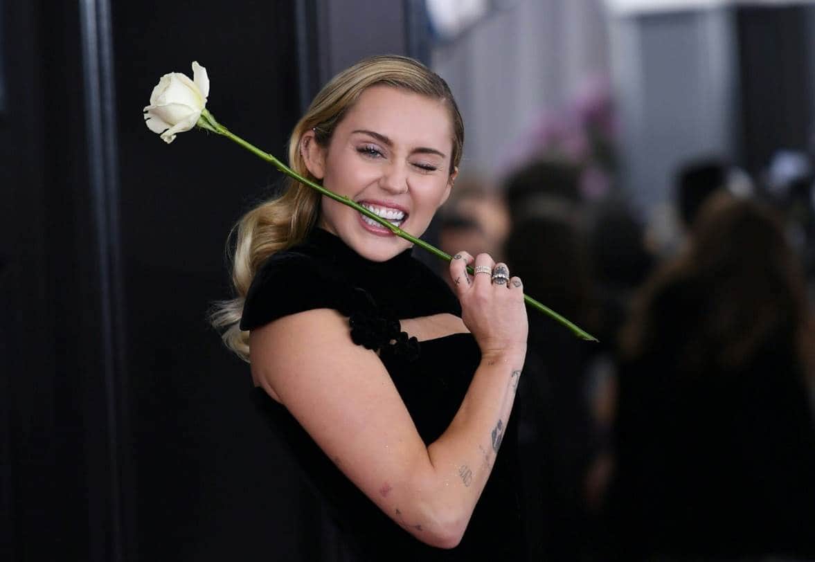 Lady Gaga y Miley Cyrus portan rosas blancas en los Grammy