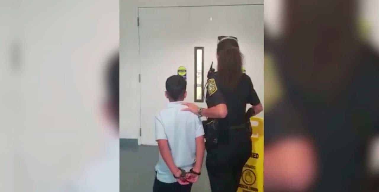 Niño de 7 años golpea a maestra y es detenido por la policía en Florida