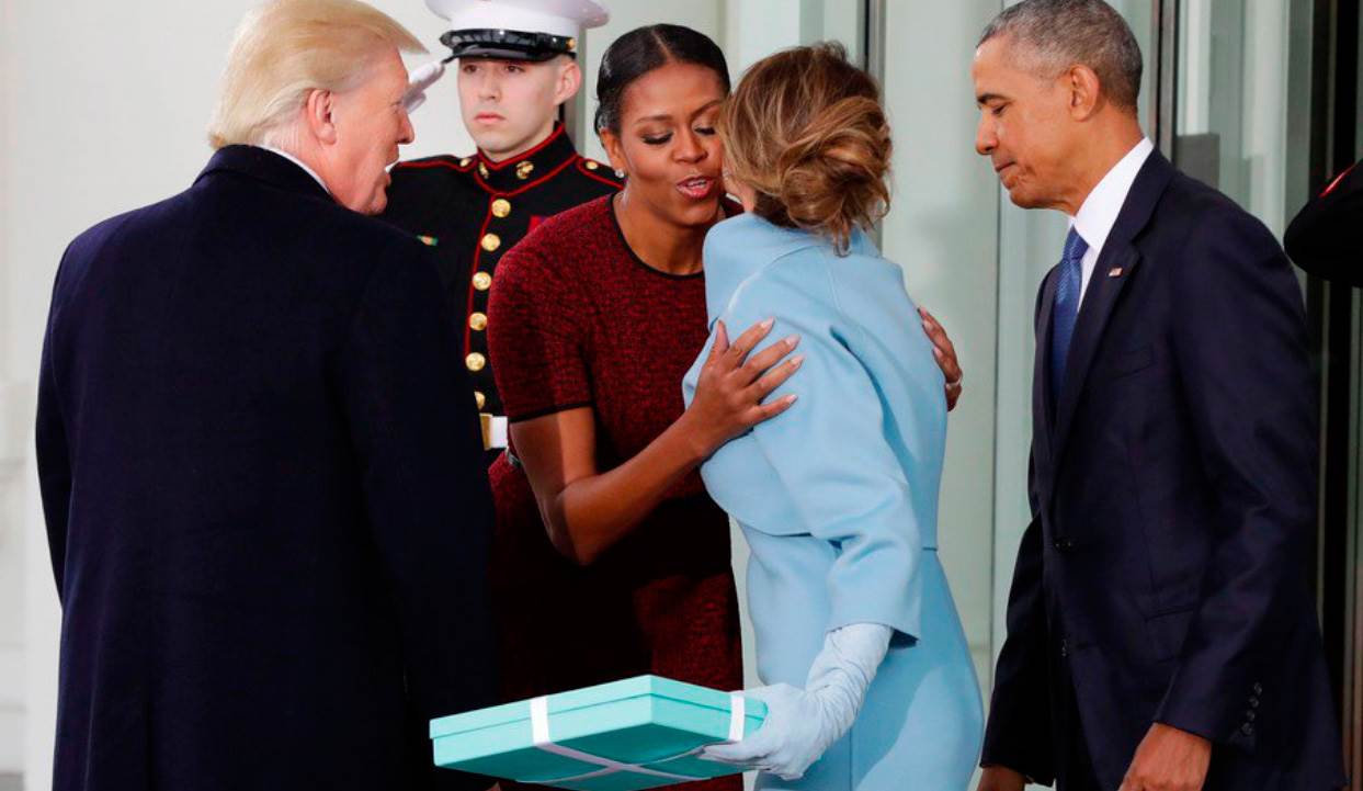 Revela Michelle Obama cuál fue el regalo de Melania Trump