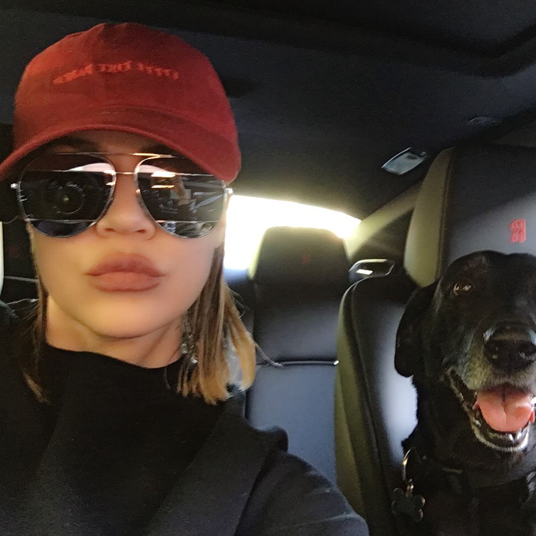 Khloé Kardashian sufre por la muerte de su perrita