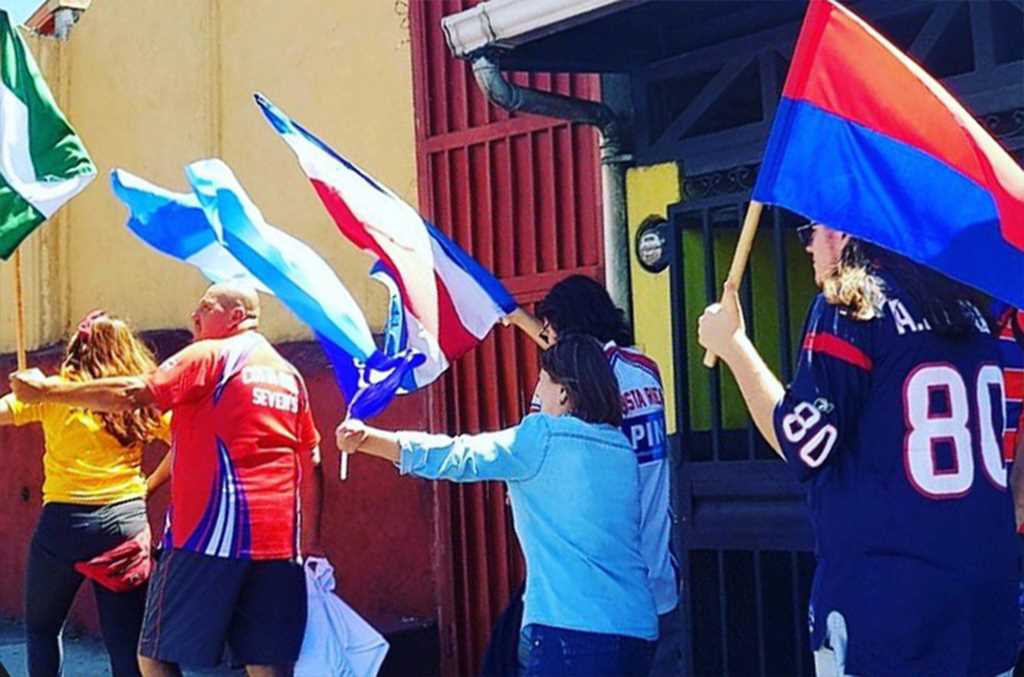 Costarricenses salen a las calles a festejar elecciones