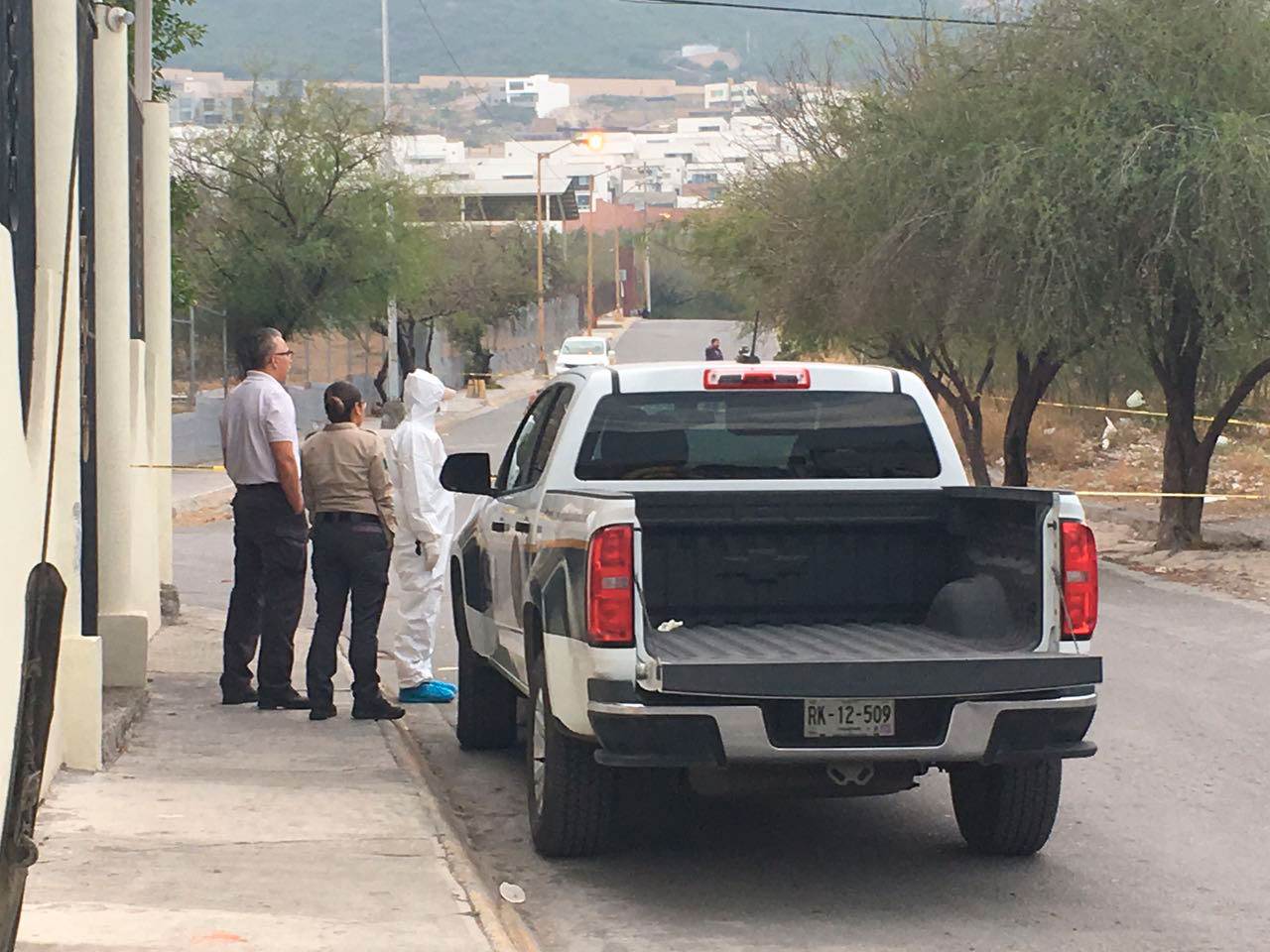 Encuentran a hombre asesinado frente a escuela en Santa Catarina