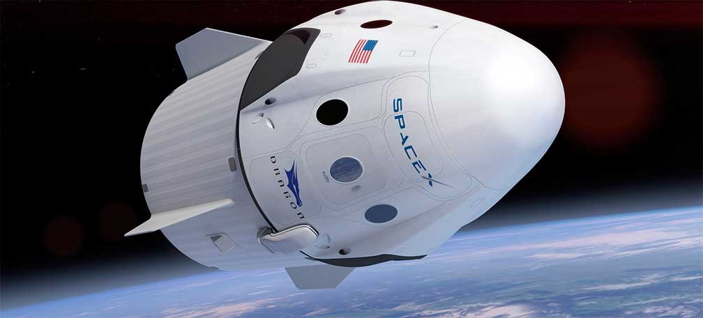 Lanzan SpaceX con convertible rojo al espacio