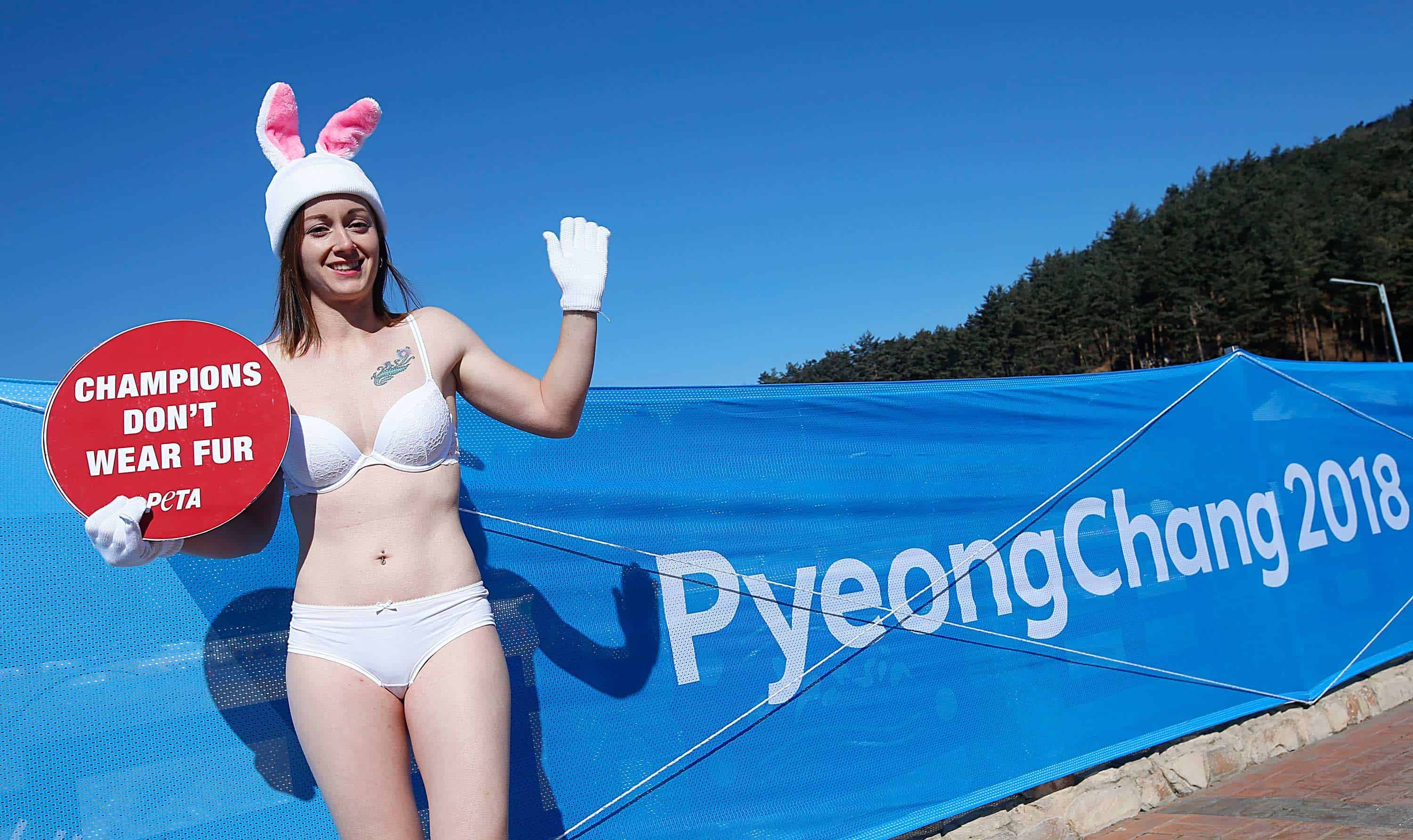 Activista protesta en lencería y con -16°C en Pyeongchang