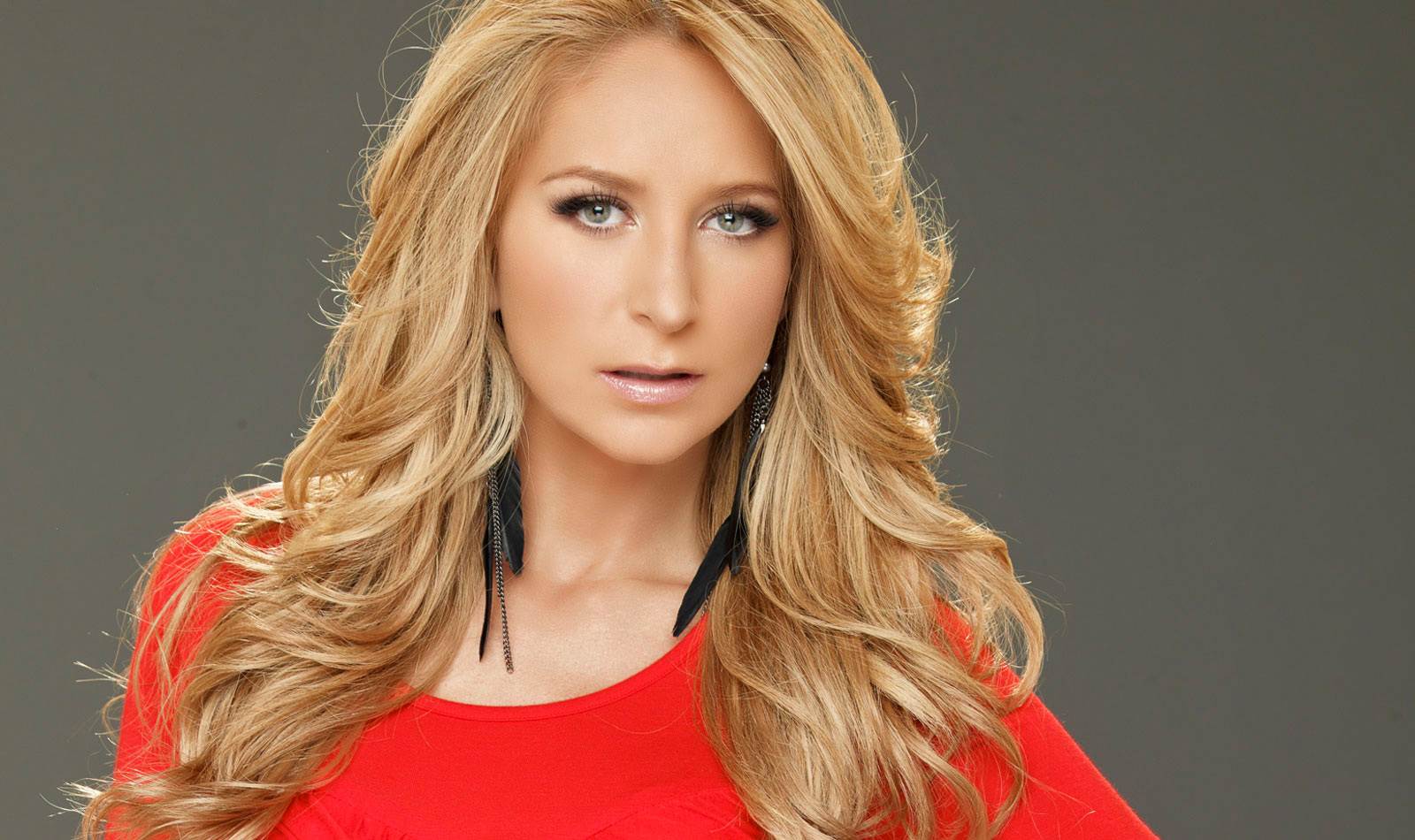 Geraldine Bazán se refugia en el trabajo tras ruptura con Gabriel Soto