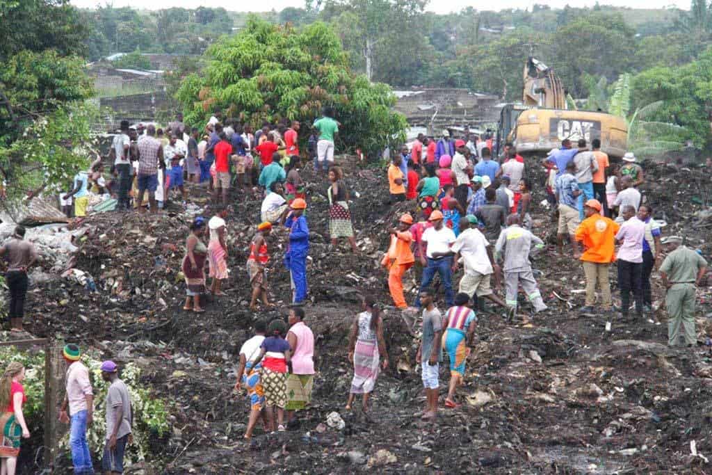 Avalancha de basura deja 17 muertos en Mozambique
