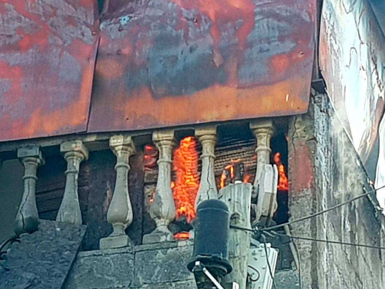 Flamazo provoca incendio en fábrica de sillas en San Nicolás