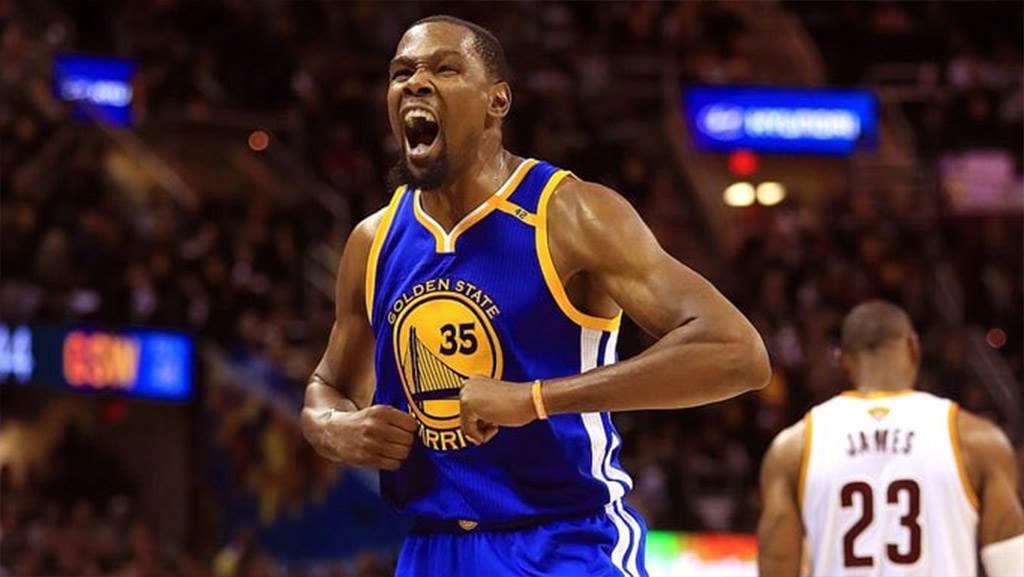 Warriors gana 114-109 a Hawks y recupera liderato