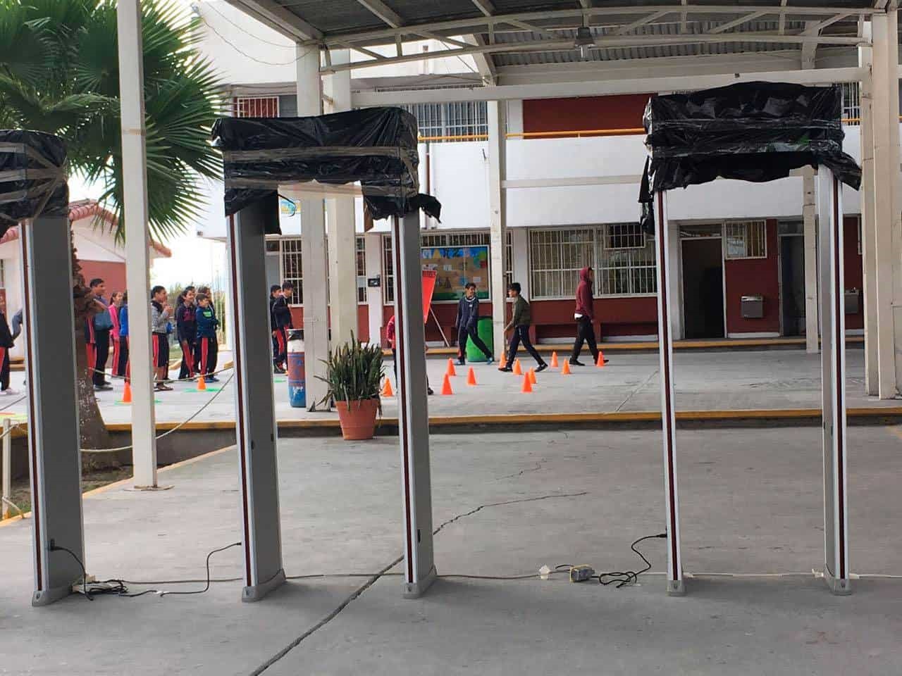 Blindan secundaria de Apodaca con detectores de armas