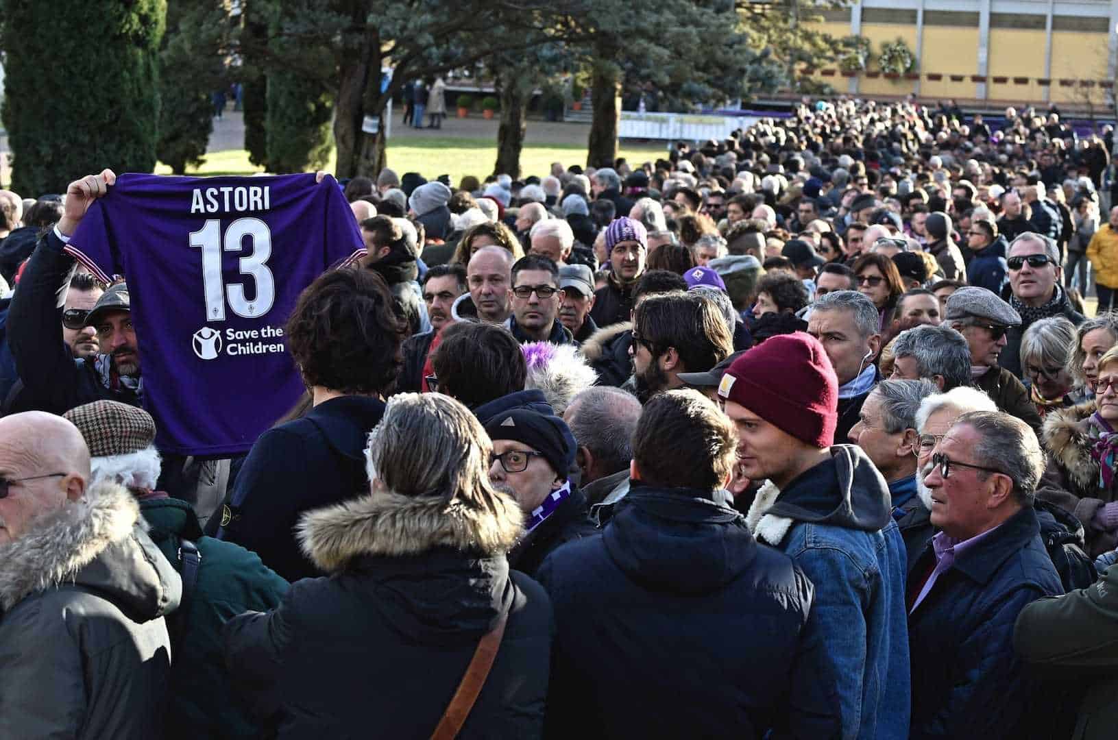 Despiden miles de personas al futbolista Davide Astori