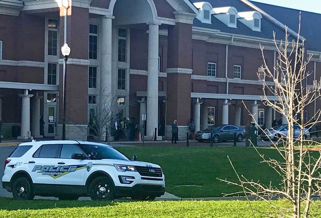 Investigan cómo un arma burló detectores de metales tras tiroteo en escuela
