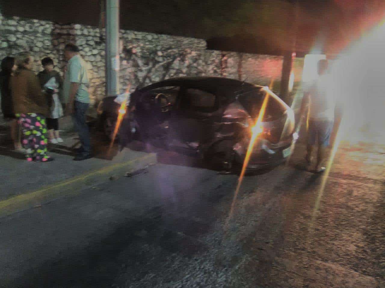 Maneja a exceso de velocidad y termina chocado en Col. Valle Verde