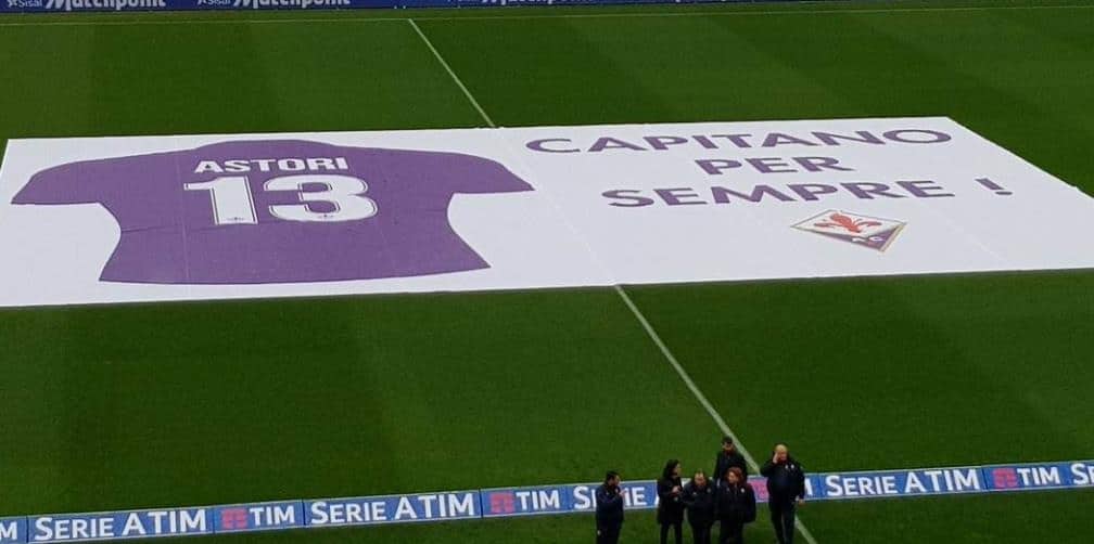Fiorentina interrumpe partido para homenajear a Astori