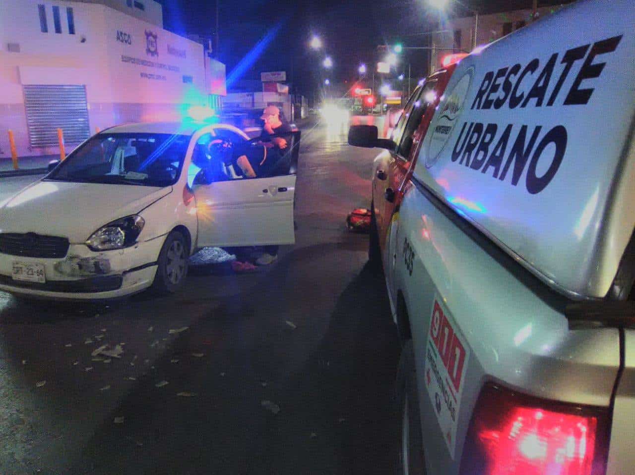 Conductora ignora rojo y provoca choque en Col. Sarabia