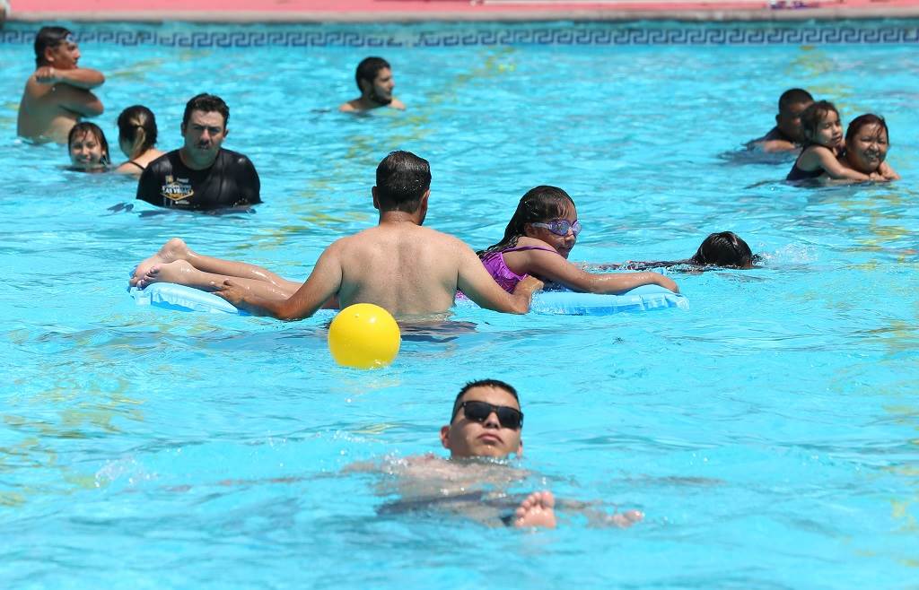 Regios mitigan el calor en parques acuáticos