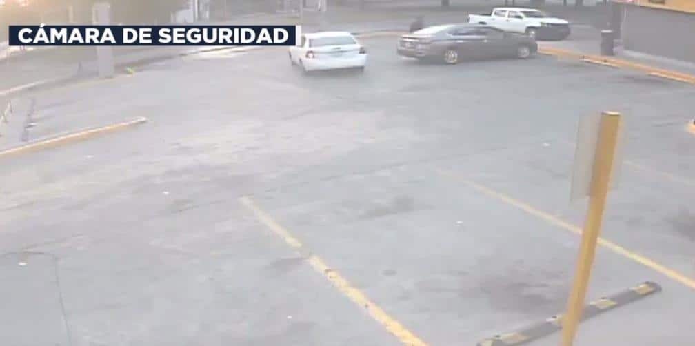 Va a comprar un café y le cristalean el auto