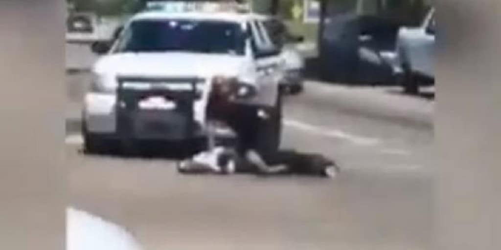 Muere a manos de policía por traer pantalones en los tobillos