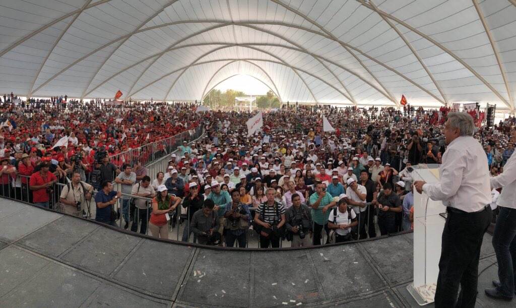 Morenistas abuchean a expriísta candidata a diputada; AMLO la defiende