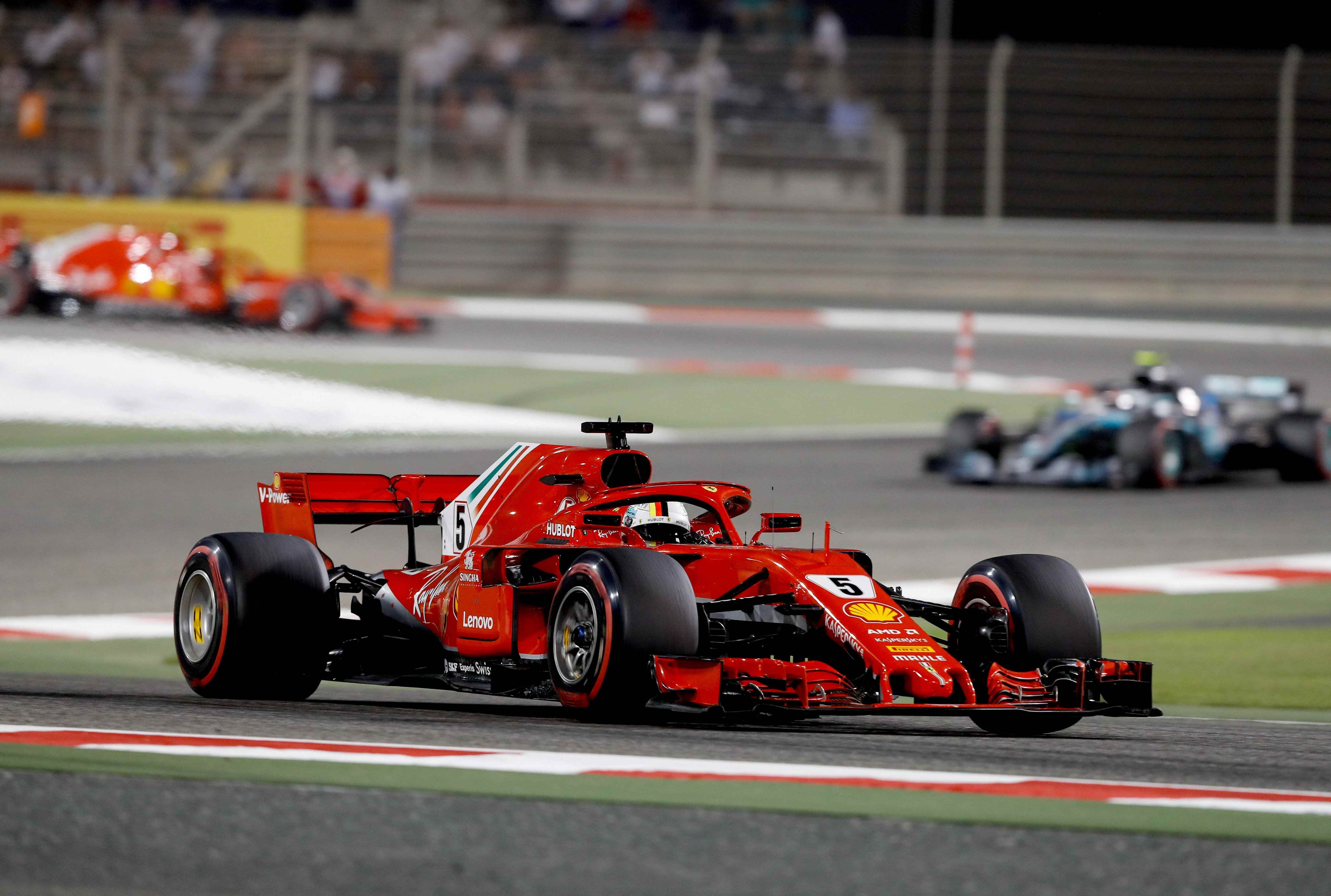 Vettel se lleva el Gran Premio de Baréin tras resistir ataque final de Bottas
