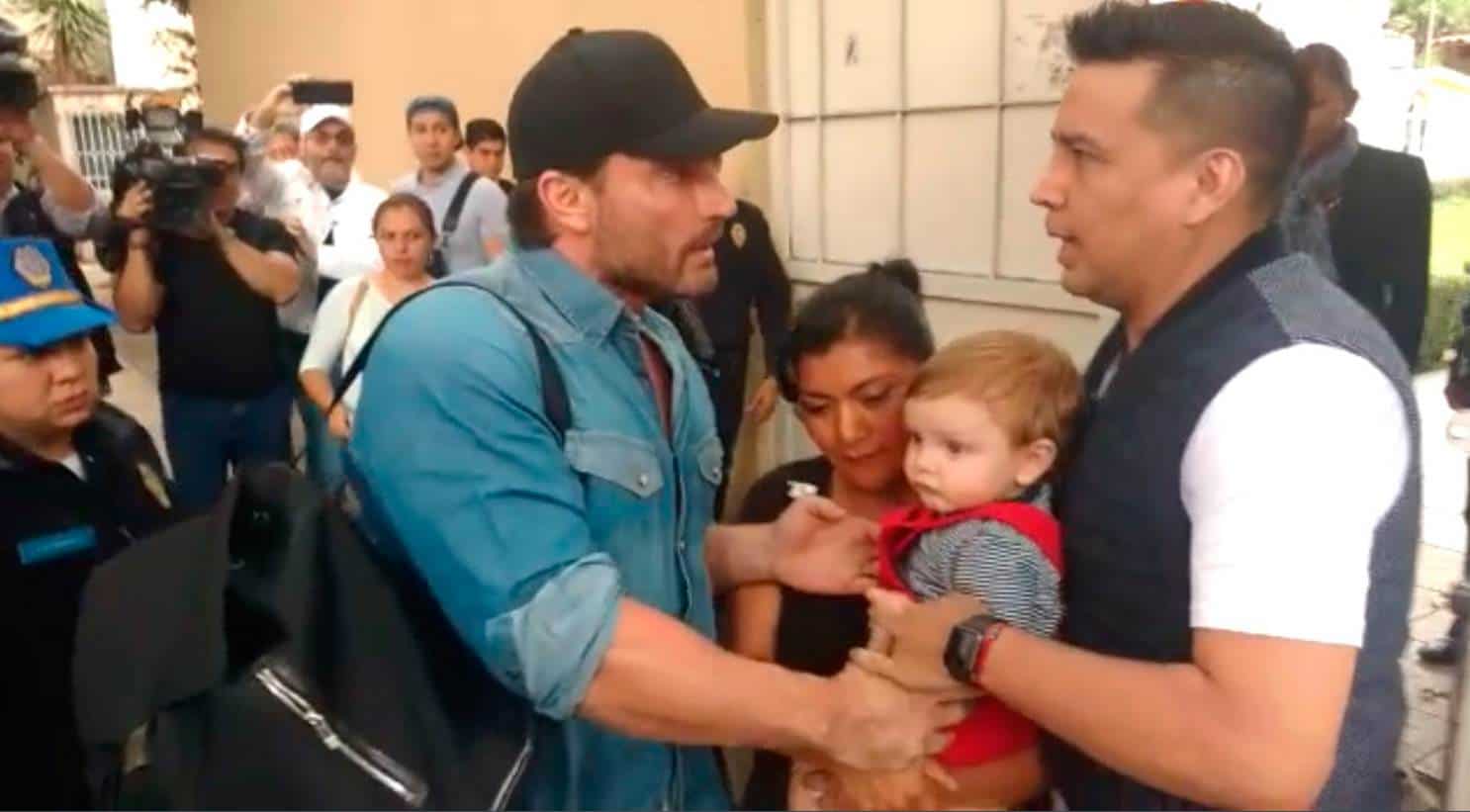 Evitan que Julián Gil se tome foto con su hijo Matías