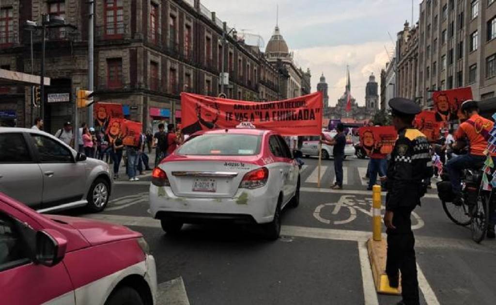 Previo al debate se manifiestan contra AMLO