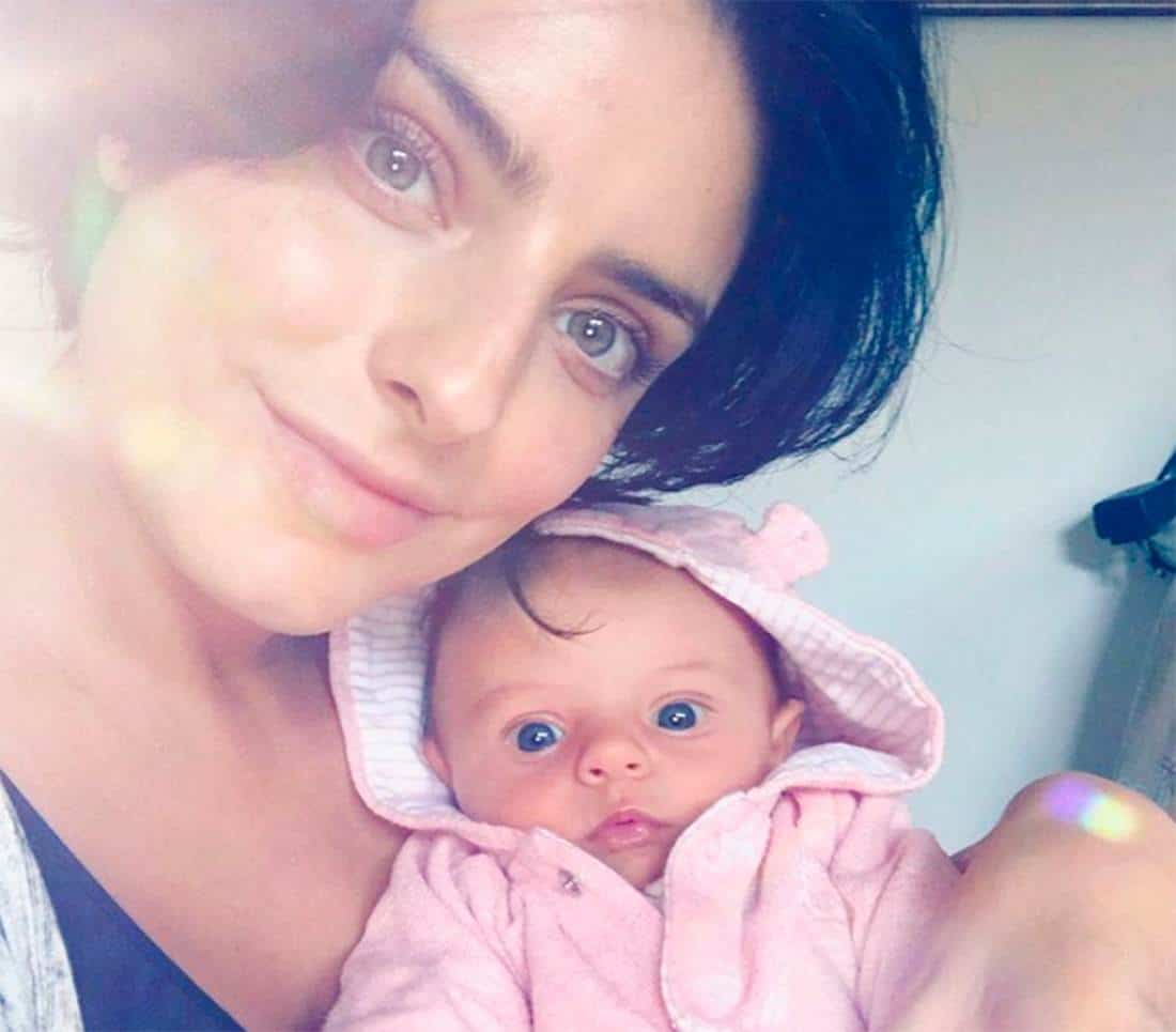 Festeja Aislinn Derbez segundo mes de la pequeña Kailani