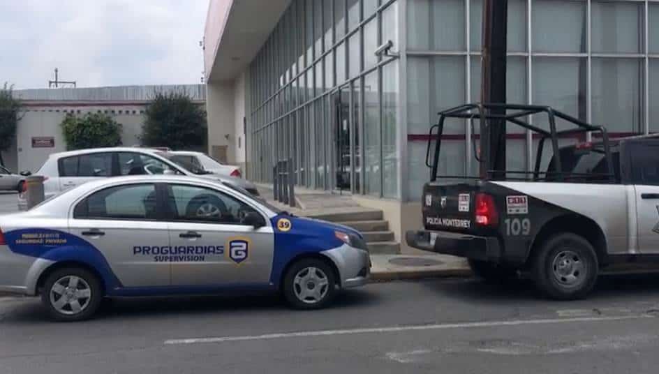 Lo despojan de 70 mil pesos afuera de banco