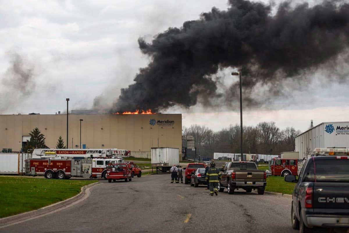Voraz incendio en planta automotriz deja 2 heridos en Michigan