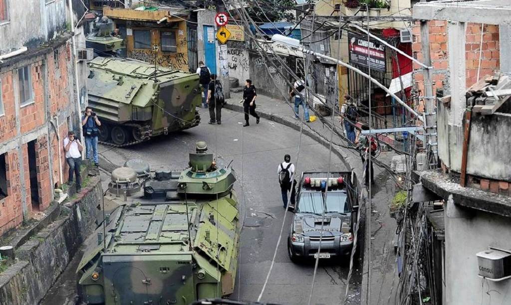 Balacera en favela de Río deja un policía muerto