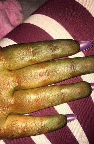 Se autobroncea y queda verde como Fiona de Shrek